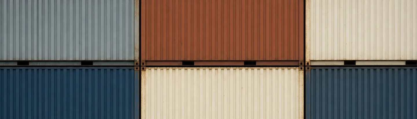 Contenedores de carga apilados en una terminal